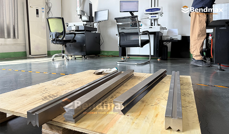Por que a Bendmax prioriza o controle rigoroso do processo durante a produção de ferramentas para prensas dobradeiras?