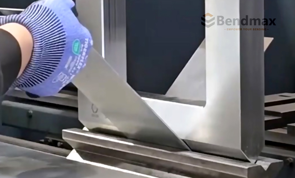 A solução definitiva para interferências de curvatura: o perfurador de janelas personalizado da Bendmax permite a conformação perfeita de peças com formato de U profundo.