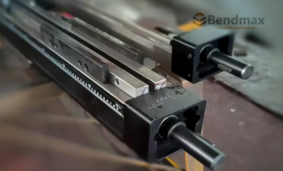 Inconsistência angular na dobra de peças longas? O sistema de correção de ângulo manual Bendmax resolve com precisão a deflexão em prensas dobradeiras.