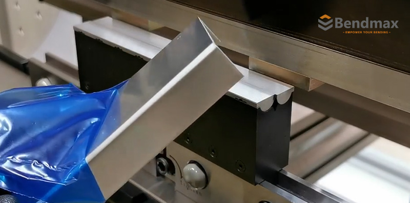 Como obter dobras sem marcas na fabricação de chapas metálicas
